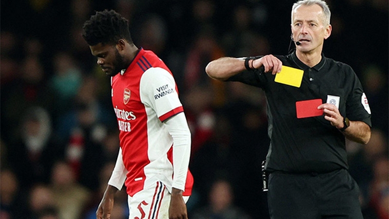 Cầu thủ bị phạt thẻ vàng trong trận đấu