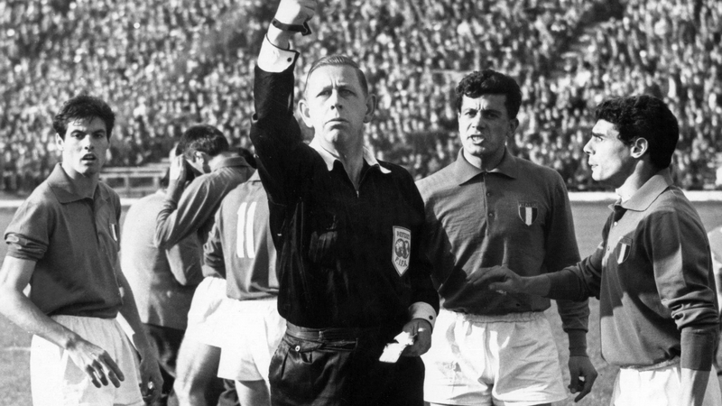 Ken Aston người sáng tạo thẻ vàng trong bóng đá