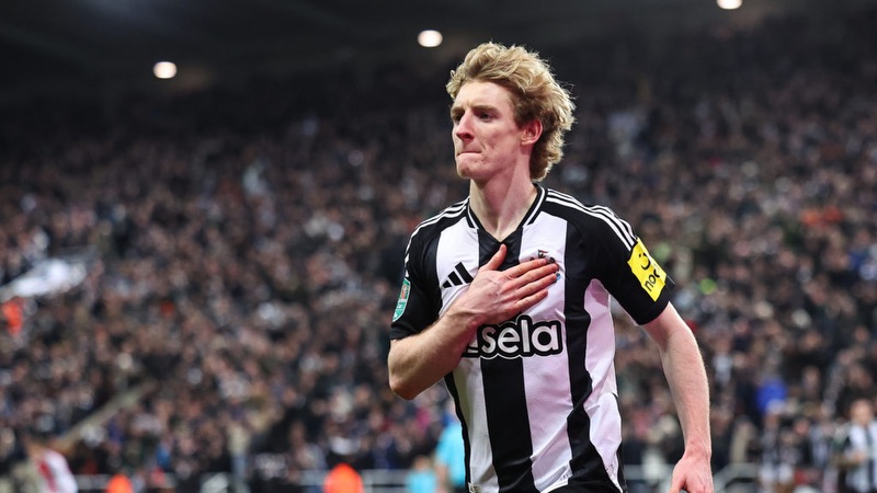 Ở cầu thủ Anthony Gordon, có sự chuyên nghiệp để mang về thành công lớn Cầu thủ Anthony Gordon - Dấu ấn sau sự nỗ lực đáng công nhận